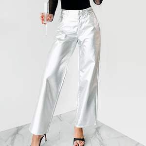 Pantalon droit respirant en cuir métallisé argenté personnalisé pour femme, taille mi-haute, style streetwear, idéal pour l'hiver - Product Image 1