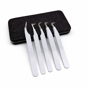 KAAMIR INSTRUMENTS Juego Profesional de 5 Pinzas para Extensión de Pestañas Blancas con Logotipo Personalizado, Agarre de Diamante, Acero Inoxidable, 90 Grados - Product Image 1