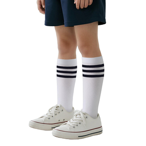 Chaussettes blanches mi-hautes en coton tricoté avec bord côtelé et 3 rayures, unisexes, pour uniforme scolaire, pour enfants - Product Image 3