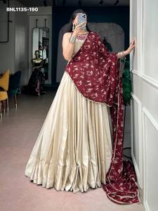 Lehenga de Seda Monga de Alta Calidad en Color Beige Liso y con Volantes - Choli con Trabajo de Espejo Listo para Usar - Dupatta Estampada - Exportador Indio - Product Image 3
