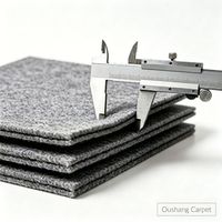 Dalles de sol carrées commerciales modernes et luxueuses en PVC tufté gris 60x60 avec support en polypropylène, écologiques pour bureaux et autres espaces