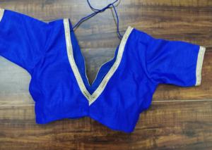 Chemisier de sari en soie bleu roi à col en V avec bordure brodée argentée - Product Image 2