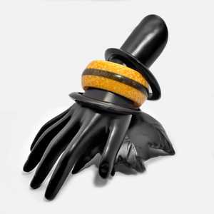 Juego de Brazaletes de Resina, Redondos, Negros con Puntos Blancos, Acabado Brillante, Técnica de Fundición, Joyería de Moda, Escultura Artística - Product Image 3