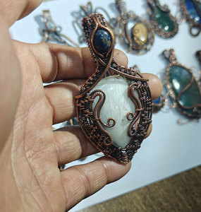 Pendentif classique fait main en pierre de lune blanche avec enroulement en fil de cuivre et accent en lapis-lazuli, style hindou, vente en gros - Product Image 2