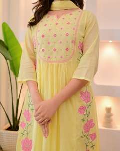 Traje Étnico Indio Informal para Fiesta, Kurta de Seda Chanderi con Bordado Floral, Corte Regular, Largo Regular, Secado Rápido - Product Image 3