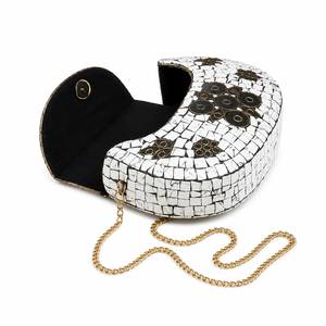 Bolso de mano artesanal con incrustaciones de nácar y metal |   Bolso de noche de lujo con mosaico y correa de cadena |   Bolso de mano de diseñador para mujer - Product Image 2