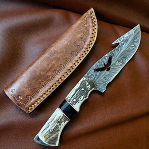 Cuchillo de Chef Personalizado OEM de Acero Inoxidable Damasco con Mango de Cuerno de Ciervo, Patrón de Pluma, Punta Caída, para Caza, Supervivencia, Camping e Industrial, con Funda de Cuero - Product Image 1