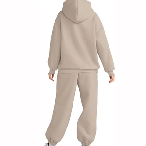 Ensemble de survêtement beige surdimensionné personnalisé pour femme, fabriqué au Pakistan – Nouveauté, doux et confortable - Product Image 2