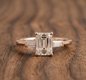 Anillo de Lujo VBSR-73 Listo para Enviar, Corte Esmeralda, Platino 950, 3.14CT, Color E, Claridad VS1, Diamante Cultivado en Laboratorio, Anillo de Tres Piedras - Product Image 4