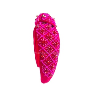 Diadema de San Valentín con Cuentas Hecha a Mano y Personalizada para Mujer, con Diseño de Cuentas Hechas a Mano para la Temporada de San Valentín, Ap Curated Couture S-31 - Product Image 1