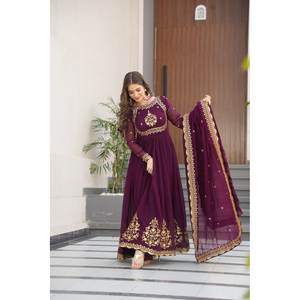 Vestido de Diseñador con Corte en A, Bordado con Hilo Zari y Lentejuelas, Estampado Floral, Dupatta - Product Image 6