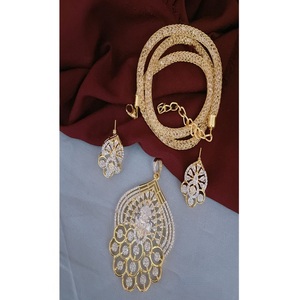 Conjunto de Collar y Pendientes de Latón con Baño de Oro y Circonitas, Diseño Deslumbrante y Moderno, Ideal para Bodas, para Mujeres, Estilo Hindú - Product Image 1