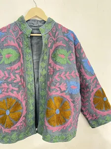Chaqueta Bohemia para Mujer con Bordado Suzani, Chaqueta Corta de Algodón Gris Hecha a Mano con Diseño Floral Multicolor - Product Image 3