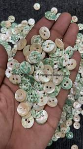 กระดุมเปลือกหอยมุกธรรมชาติทำมือแบบกำหนดเอง  แบบแบน  เป็นมิตรกับสิ่งแวดล้อม  4 รู  ขอบสีขาว  ของขวัญธุรกิจทันสมัย  FAIZA CRAFT - Product Image 2