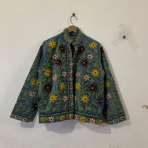 Chaqueta Bomber de Algodón Azul con Bordado Floral a Mano para Mujer, Bordado Tradicional Kashmiri Aari, Prenda Étnica de Invierno, Completamente Terminada - Product Image 1