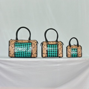 Bolsa de Viaje de Cuero de Lujo con Diseño Floral Repujado y Panel a Cuadros Verde Azulado, Ligera y de Alta Calidad - Product Image 4