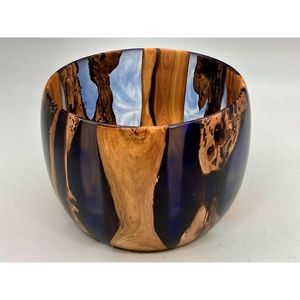 Bol en bois et résine fait à la main par un designer pour servir de la nourriture et des collations - Product Image 3