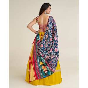 Conjunto Amarillo de Lehenga Choli para Mujer de Diseñador FB con Hermoso Dupatta, Talla M, 1100g - Product Image 5