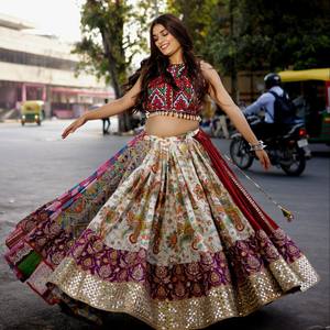 Ensemble Lehenga Choli brodé à imprimé numérique avec dupatta, robe de mariée indienne en coton longueur ras du sol, jupe et chemisier richement ornés de miroirs - Product Image 1
