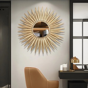 Décoration murale en métal doré effet soleil avec miroir, idéale pour l'entrée, le salon, la décoration de villégiature et les cadeaux. - Product Image 1