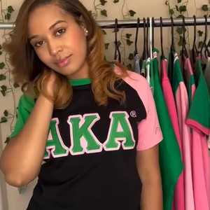 T-shirt Premium Femme AKA Noir Rose Vert en Chenille Brodé Lettres Grecques Color Block Col Rond Haut de Gamme Décontracté - Product Image 2