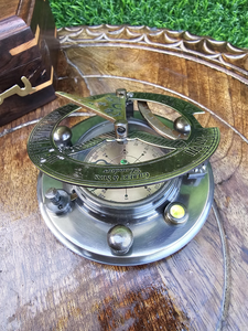 Boussole armillaire vintage en laiton avec aiguille solaire sur boîte en bois, instrument de navigation nautique fait main, décoration maritime antique - Product Image 3