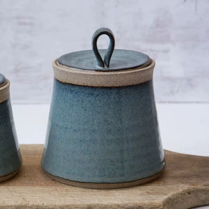 Juego de Recipientes para Almacenamiento con Acabado Artesanal, Tapa con Asa en Forma de Lazo, Diseño Cónico Moderno, Organizador Elegante para Encimera, Almacenamiento Estilizado para Despensa - Product Image 1