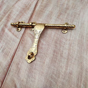 Manijas de palanca de bronce antiguo con motivos clásicos y escuteces para cerraduras a juego. Disponible a precios de mayorista. - Product Image 4