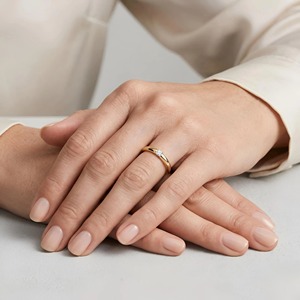 Anillo de compromiso con diamante de laboratorio de corte princesa de diseño moderno, con certificado IGI y claridad VVS para mujer - Product Image 4