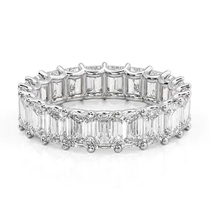 Anillo de Eternidad con Diamantes Cultivados en Laboratorio con Corte Esmeralda Oramara, Certificado por IGI - Product Image 2