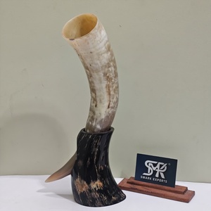 Cuerno rústico de búfalo para beber, hecho a mano, para cerveza artesanal, vino o hidromiel, con soporte decorativo de cuerno, ideal para regalo. - Product Image 1