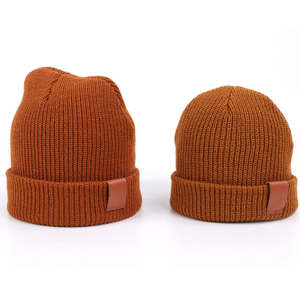 Gorro de Punto Personalizado con Parche de Cuero, Gorro de Invierno Suave, Cálido y Elástico, Gorro Casual para Exteriores - Product Image 1
