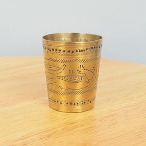 แก้วน้ำทองเหลืองสลักลายดอกไม้ด้วยมือ แก้วน้ำแบบดั้งเดิมสำหรับใช้ในบ้าน ครัวเรือน ภาชนะโลหะสำหรับดื่มตามหลักอายุรเวท - Product Image 3