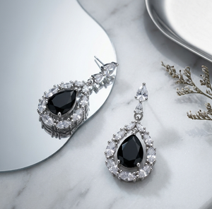 ต่างหูทรงหยดน้ำสีดำออนิกซ์ ยาว 5 นิ้ว รูปทรงลูกแพร์ ประดับเพชร CZ เงินแท้ 925 ชุบทอง 18K - Product Image 4