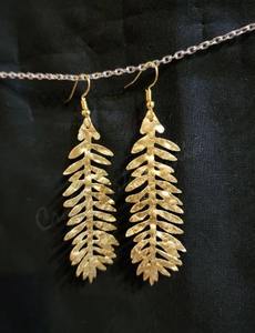 Boucles d'oreilles longues en laiton de qualité export, motif feuille, aspect or luxueux, pour fêtes et mariages, qualité et prix export. - Product Image 2