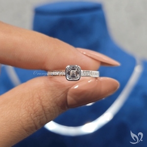 Bague de fiançailles vintage en or blanc 10 carats avec diamant de laboratoire taille Asscher de 0,5 ct serti clos et bandeau en sangle, style vintage. - Product Image 4