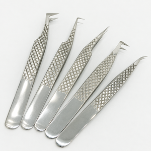 Pinzas de Precisión Plateadas para Extensión de Pestañas con Agarre de Diamante Texturizado para Artistas Profesionales de Pestañas, Estilistas y Salones - Product Image 4