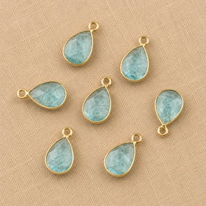 Pendentif en topaze bleue facettée en forme de poire avec monture dorée et passant unique pour la fabrication de colliers, bracelets et boucles d'oreilles - Product Image 6