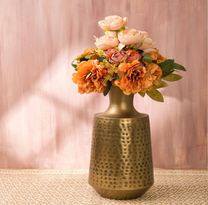 Exquisito macetero dorado brillante con hermosas orquídeas blancas para decoración de mesa de lujo, disponible a precio de mayoreo. - Product Image 6