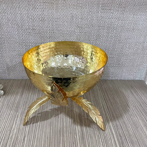 Hermoso tazón decorativo con diseño martillado en oro, ideal para frutos secos, dulces, exhibición en mesa de comedor y servicio en fiestas, procedente de la India. - Product Image 1