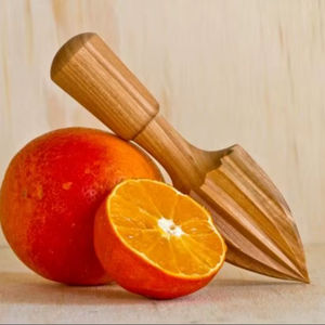 Exprimidor de limones de madera para una fácil extracción de jugo, hecho de madera natural, ideal para el uso diario en la cocina. - Product Image 1