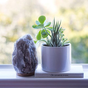 Lámpara de Sal del Himalaya Natural Tallada en Roca Gris con Interruptor Regulador y Base de Madera, Lámpara de Mesa de Sal Gris al por Mayor - Product Image 2