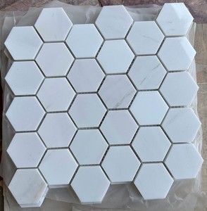 Mosaico hexagonal de 2 pulgadas, mármol cristal y blanco lechoso, estilo minimalista moderno para pared interior de baño. - Product Image 4