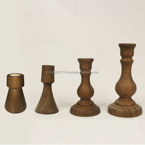 Bougeoir en bois sculpté rustique avec une texture vieillie offrant un charme décoratif de style campagnard vintage - Product Image 3