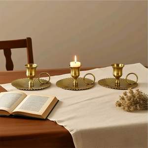 Lot de bougeoirs rétro en métal plaqué laiton avec anse, support décoratif de table de haute qualité - Product Image 1