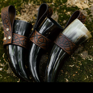 Corne à boire éco-responsable Viking sculptée style animal avec étui en cuir et fourrure poli - Product Image 3
