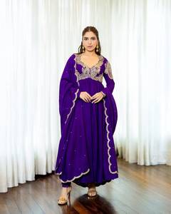 ชุดเดรส Anarkali ผ้าไหมชีนอนสีม่วง SHVF 218 พร้อมผ้าคลุมไหล่ปักลาย ยาวคลุมเท้า ทรงหลวม แห้งเร็ว สำหรับผู้หญิง ใส่ได้ทุกฤดู - Product Image 1