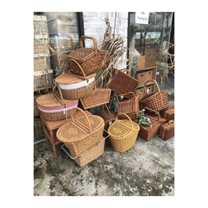 Cesta cuadrada de bambú hecha con tiras de bambú natural con asa para almacenamiento de alimentos, presentación de pasteles y uso en la cocina, Vietnam - Product Image 6