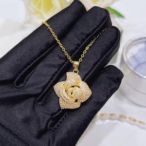 Collar con Colgante de Flores con Diamante Moissanite VVS, Plata 925 Chapada en Oro, Mejor Precio para Mujer - Product Image 2