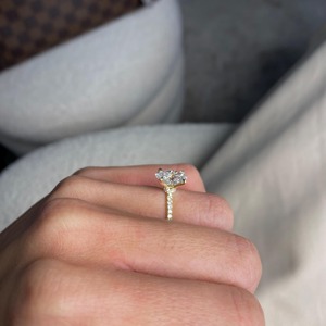 Anillo de Compromiso con Diamante Cultivado en Laboratorio de Corte Ovalado de 1.80 Quilates, con Halo Lateral Oculto Único, Oro Amarillo de 14k, Certificado IGI - Product Image 1